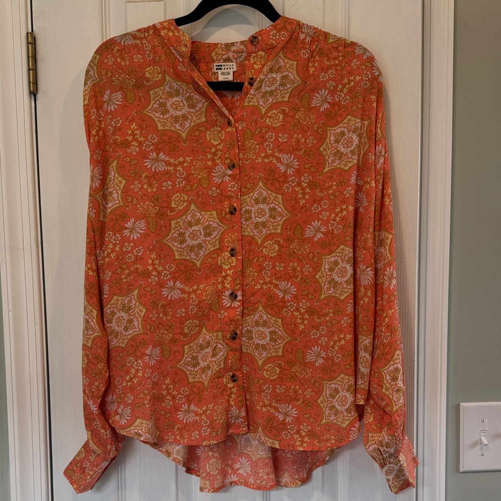 Billabong Orange and White Patterned Button-Down Shirt. Size small. New